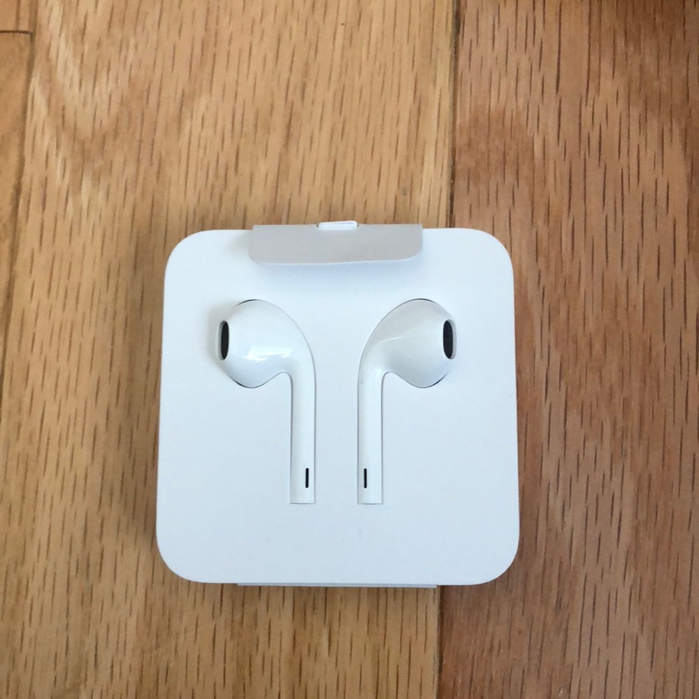 NWT Apple EarPods